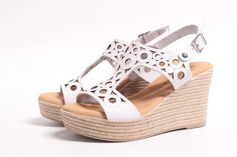 KAMMI Sandalo in pelle, tomaia fustellata, disponibili anche color cuoio. €59,90 (J0078) ORA IN PROMO A €49,90