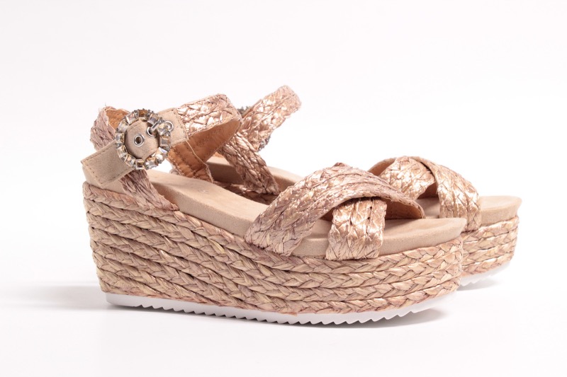 Sandali con zeppa in rafia, fibbia gioiello. €69,90 (J0080) ORA IN PROMO A €59,90