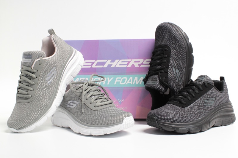 SKECHERS Sneaker in tessuto tecnico traspirante, suola in memory foam. € 59,90 (J0021)