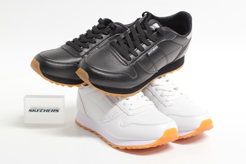 SKECHERS Sneaker con suola in memory foam, disponibili in bianco e in nero. € 59,90 (J0022)