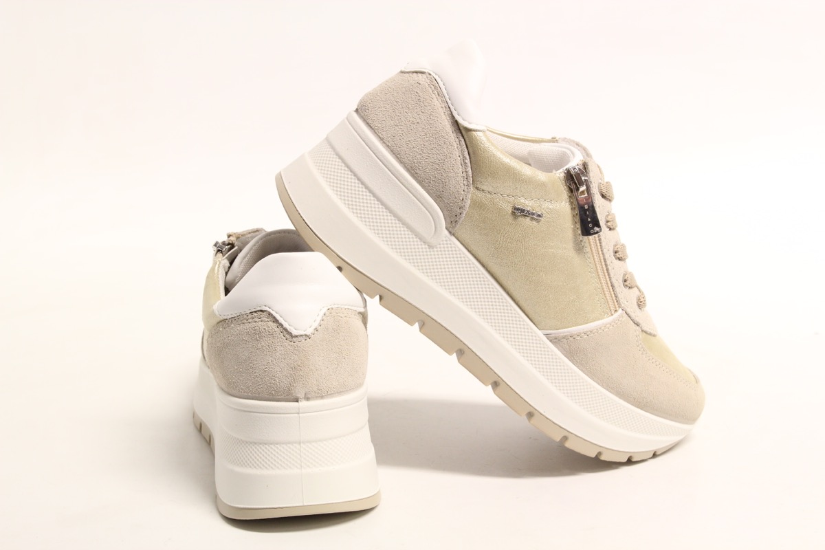 Stacks Image p582_n4123